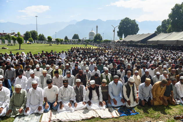 Eid al-Adha festival at Hazratbal Shrine in Srinagar Srinagar, May 27 (ANI): Muslim devotees offer prayers (Namaz) on the occasion of Eid al-Adha at Hazratbal Shrine, in Srinagar on Wednesday. Srinagar Jammu & Kashmir India Copyright: xANIx ANI_20260527031
