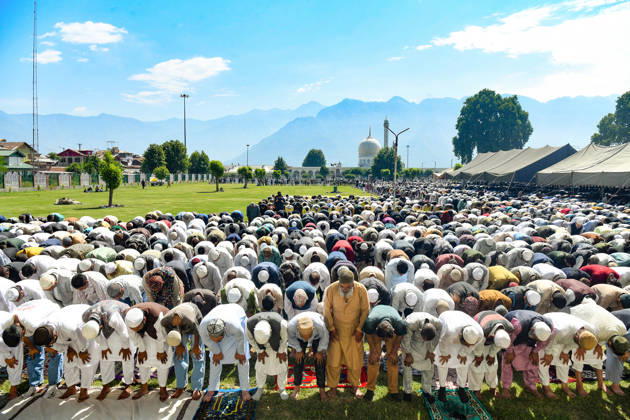 Eid al-Adha festival at Hazratbal Shrine in Srinagar Srinagar, May 27 (ANI): Muslim devotees offer prayers (Namaz) on the occasion of Eid al-Adha at Hazratbal Shrine, in Srinagar on Wednesday. Srinagar Jammu & Kashmir India Copyright: xANIx ANI_20260527032