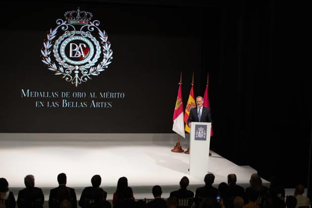 The King and Queen of Spain preside over the ceremony for the awarding of the Medals of Merit in Fine Arts 2024 King Felipe VI during the official ceremony for the presentation of the awards and the subsequent family photo with all the winners, inside the Primate Cathedral of Santa María, on May 27th, 2026, in Toledo, Castilla La Mancha Spain Their Majesties the King and Queen of Spain lead this solemn institutional ceremony to recognize the career, creativity and contribution of the honorees to the enrichment of the artistic, cultural and musical heritage of the country 27 MAY 2026 Juanma Jimé Toledo, Castilla La Mancha Toledo, Castilla La Mancha Spain  Copyright: xJuanmaxJimÃ nezx 7554015