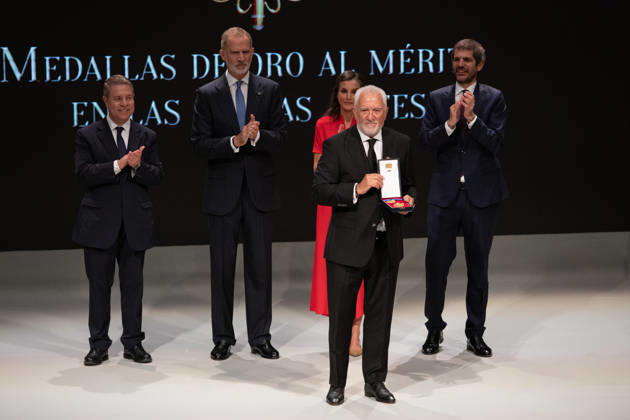 Their Majesties King Felipe and Queen Letizia, the President of Castilla La Mancha, Emiliano García Page, and the Minister of Culture, Ernest Urtasun, with the musical representative José Emilio Navarro Vina Berry during the official award ceremony and the subsequent family photo with all the winners, inside the Catedral Primada de Santa María, on May 27th, 2026, in Toledo, Castilla La Mancha Spain Their Majesties the King and Queen of Spain lead this solemn institutional ceremony to recognize the career, creativity and contribution of the honorees to the enrichment of the artistic, cultural and musical heritage of the country 27 MAY 2026 Juanma Jimé Toledo, Castilla La Mancha Toledo, Castilla La Mancha Spain Copyright: xJuanmaxJimà nezx 7554026