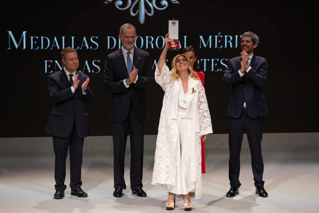 King Felipe and Queen Letizia, the President of Castilla La Mancha, Emiliano García Page, and the Minister of Culture, Ernest Urtasun, with the fashion designer Juana Martín during the official ceremony for the presentation of the awards and the subsequent family photo with all the winners, inside the Catedral Primada de Santa María, on May 27th, 2026, in Toledo, Castilla La Mancha Spain Their Majesties the King and Queen of Spain lead this solemn institutional ceremony to recognize the career, creativity and contribution of the honorees to the enrichment of the countrys artistic, cultural and musical heritage 27 MAY 2026 Juanma Jimé Toledo, Castilla La Mancha Toledo, Castilla La Mancha Spain Copyright: xJuanmaxJimà nezx 7554027