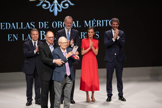 King Felipe and Queen Letizia, the President of Castilla La Mancha, Emiliano García Page, and the Minister of Culture, Ernest Urtasun, with the director, screenwriter and film producer Pere Portabella, during the official ceremony for the presentation of the awards and the subsequent family photo with all the winners, inside the Catedral Primada de Santa María, on May 27th, 2026, in Toledo, Castilla La Mancha Spain Their Majesties the King and Queen of Spain lead this solemn institutional ceremony to recognize the career, creativity and contribution of the honorees to the enrichment of the countrys artistic, cultural and musical heritage 27 MAY 2026 Juanma Jimé Toledo, Castilla La Mancha Toledo, Castilla La Mancha Spain Copyright: xJuanmaxJimà nezx 7554051