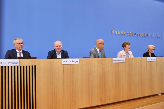 Berlin, Deutschland, 27.05.2026: Bundespressekonferenz: Vorstellung des Frühjahrsgutachten 2026 - Sachverständigenrat zur Begutachtung der gesamtwirtschaftlichen Entwicklung: L-R: Martin Werding, Achim Truger, Gabriel Felbermayr, Veronika Grimm, Monika Schnitzer Copyright: xdtsxNachrichtenagenturx dts_120816