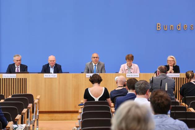 Berlin, Deutschland, 27.05.2026: Bundespressekonferenz: Vorstellung des Frühjahrsgutachten 2026 - Sachverständigenrat zur Begutachtung der gesamtwirtschaftlichen Entwicklung: L-R: Martin Werding, Achim Truger, Gabriel Felbermayr, Veronika Grimm, Monika Schnitzer Copyright: xdtsxNachrichtenagenturx dts_120823