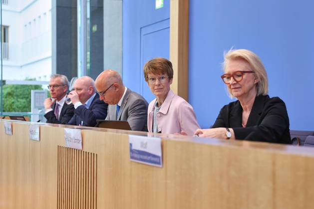 Berlin, Deutschland, 27.05.2026: Bundespressekonferenz: Vorstellung des Frühjahrsgutachten 2026 - Sachverständigenrat zur Begutachtung der gesamtwirtschaftlichen Entwicklung: L-R: Martin Werding, Achim Truger, Gabriel Felbermayr, Veronika Grimm, Monika Schnitzer Copyright: xdtsxNachrichtenagenturx dts_120833