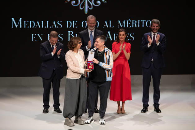 King Felipe and Queen Letizia, the President of Castilla La Mancha, Emiliano García Page, and the Minister of Culture, Ernest Urtasun, with the artistic collective Cabello Carceller Helena Cabello and Ana Carceller during the official ceremony for the presentation of the awards and the subsequent family photo with all the winners, inside the Catedral Primada de Santa María, on May 27th, 2026, in Toledo, Castilla La Mancha Spain Their Majesties the King and Queen of Spain lead this solemn institutional ceremony to recognize the trajectory, creativity and contribution of the honorees to the enrichment of the artistic, cultural and musical heritage of the country 27 MAY 2026 Juanma Jimé Toledo, Castilla La Mancha Toledo, Castilla La Mancha Sp Copyright: xJuanmaxJimà nezx 7554146