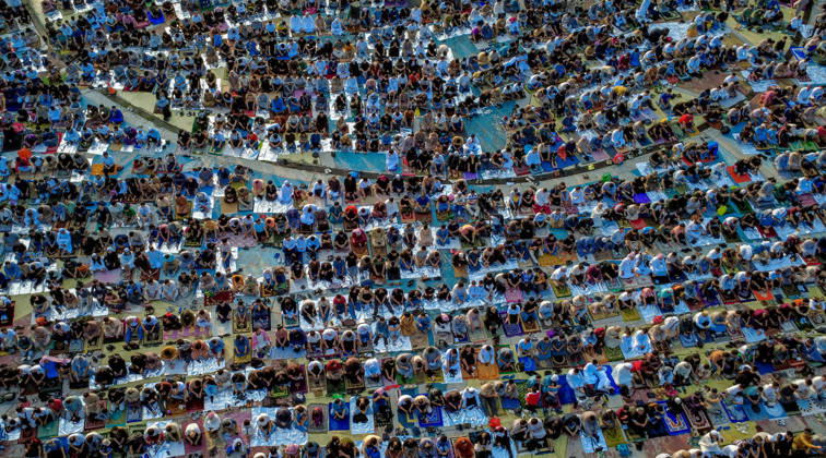 Philippines: Thousands Gather in Quezon City for Eid’l Adha Celebration Thousands of Muslim devotees gather at the Quezon Memorial Circle in Quezon City, to celebrate Eid’l Adha, or the Feast of Sacrifice, one of Islam’s holiest observances marked by prayers, reflection, and communal gatherings. - Philippines Copyright: EddxCastro