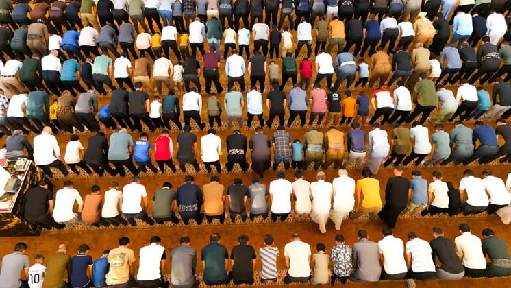 Eid al Adha Prayers at Mullah Yassin Zirangar Mosque in Erbil Muslims attend Eid al Adha prayers and exchange greetings at the Mullah Yassin Zirangar Mosque in the Baharka sub-district of Erbil Iraq Eid al Adha or the Feast of Sacrificeis one of the most important holidays in the Islamic calendar marked by communal prayers family gatherings and acts of charity Erbil, Iraq on May 27, 2026. Photo by Othman Sabur Rashid ABACAPRESS.COM Erbil Kurdistan Region Iraq  Copyright: xOthmanxSaburxRashid ABACAx