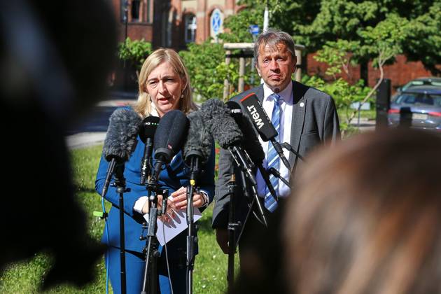 Berlin, Deutschland, 27.05.2026: Charité: Pressestatement von Gesundheitsministerin und Vorstandsvorsitzendem der Charité zu Ebola-Patient: Bundesministerin für Gesundheit Nina Warken (CDU) und Heyo Klaus Kroemer Copyright: xdtsxNachrichtenagenturx dts_120865