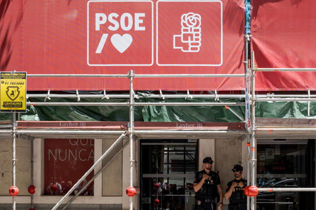 Spanish police enter Socialist Party headquarters in funding probe MADRID, SPAIN - MAY 27: Spanish police entered the headquarters of the ruling Socialist Party (PSOE) amid ongoing corruption scandals involving senior party members and government officials in Madrid, Spain, on May 27, 2026. Diego Radames Anadolu Madrid Spain. Editorial use only. Please get in touch for any other usage.  Copyright: x2026xAnadoluxDiegoxRadamesx
