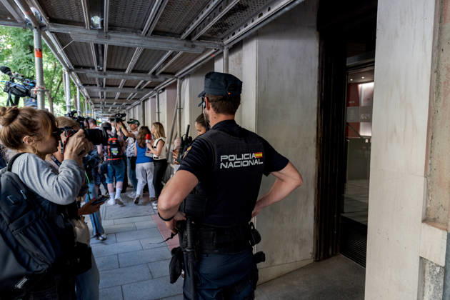 Spanish police enter Socialist Party headquarters in funding probe MADRID, SPAIN - MAY 27: Spanish police entered the headquarters of the ruling Socialist Party (PSOE) amid ongoing corruption scandals involving senior party members and government officials in Madrid, Spain, on May 27, 2026. Diego Radames Anadolu Madrid Spain. Editorial use only. Please get in touch for any other usage.  Copyright: x2026xAnadoluxDiegoxRadamesx