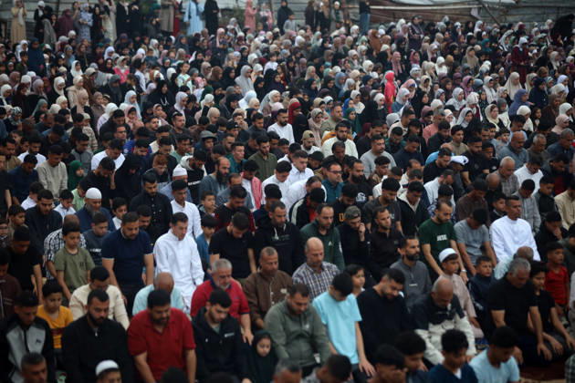 Palestinian Muslims Attend The Eid Al-Adha Prayer, In Gaza City Palestinian Muslims attend the Eid al-Adha prayer in Gaza City on May 27, 2026, marking the first day of the Muslim holiday of Eid al-Adha, which signifies the end of the hajj pilgrimage to Mecca. Gaza Palestine  Copyright: xMajdixFathix originalFilename: fathi-notitle260527_npTqW.jpg