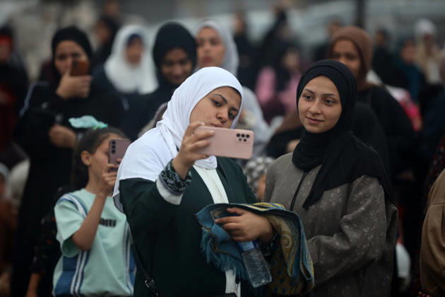 Palestinian Muslims Attend The Eid Al-Adha Prayer, In Gaza City Palestinian Muslims attend the Eid al-Adha prayer in Gaza City on May 27, 2026, marking the first day of the Muslim holiday of Eid al-Adha, which signifies the end of the hajj pilgrimage to Mecca. Gaza Palestine  Copyright: xMajdixFathix originalFilename: fathi-notitle260527_nptMa.jpg