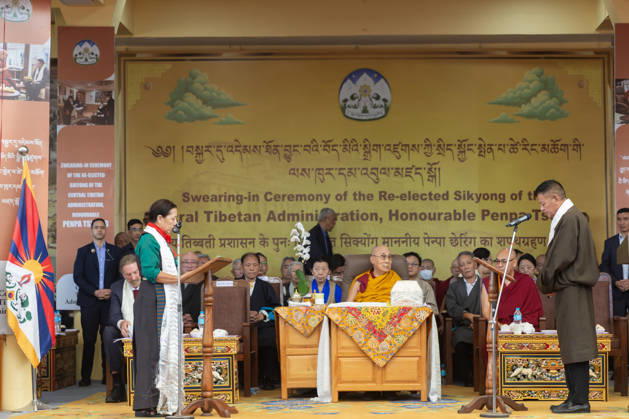 May 27, 2026, Dharamshala, Himachal Pradesh, India: Yeshi Wangmo (l), Chief Justice Commissioner of the Tibetan Supreme Justice Commission (TSJC) administrating oath to Penpa Tsering (r) as Sikyong in presence of Tibetan Spiritual Leader the Dalai Lama (C) at Tsuglakhang Temple Mcledoganj, Dharamshala on Wednesday. ..NOTE; EDITORIAL USE ONLY. Dharamshala India  - ZUMAb235 20260527_zip_b235_011 Copyright: xShaileshxBhatnagarx