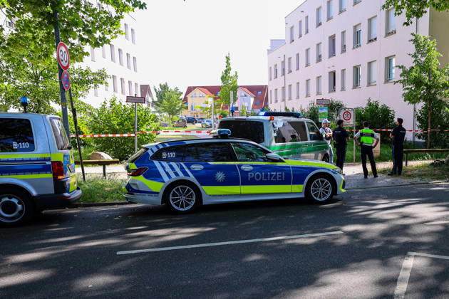 Aktuell Polizeieinsatz in Aschaffenburger Bavariastraße: SEK mit Hubschrauber gelandet Seit 15:30 Uhr läuft in Aschaffenburg im Bereich Bavariastraße und Mitscherlichweg ein Polizeieinsatz mit dem Spezialeinsatzkommando. Die Hintergründe sind noch unklar und was genau passiert ist, weiß man nicht. Gegen 16:30 Uhr landete das Spezialeinsatzkommando der Polizei mit einem Hubschrauber vor Ort. Laut Polizei besteht für Außenstehende keine Gefahr. Es kann jedoch zu Verkehrsbehinderungen in dem Bereich kommen. Aschaffenburg Bayern Deutschland