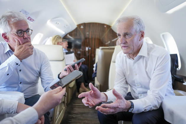 Store moter Frankrikes president Emmanuel Macron i Paris. Paris, Frankrike 20260527. Statsminister Jonas Gahr Store pa flyet til Paris for motet med Frankrikes president Emmanuel Macron. Foto: Ole Berg-Rusten NTB Paris Frankrike ZjnpC3PPG8c EDITORIAL USE ONLY Ref:_POLZjnpC3PPG8c.jpg Copyright: xOlexBerg-Rustenx xNTBx