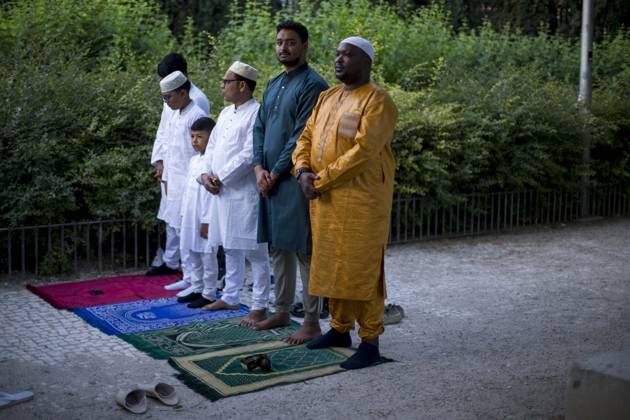 Eid al-Adha in Madrid, Spain - 27 May 2026 Members of the Muslim community, pray during the celebration of the Feast of the Sacrifice, Eid al-Adha, in the Casino de la Reina park in the Lavapiés neighborhood. Eid al-Adha is a festival that symbolizes devotion and gratitude to God. Eid al-Adha is a festival that symbolizes devotion and gratitude to God (Allah). Madrid Spain Copyright: xLuisxSotox xSOPAxImagesx LSOTOEID01