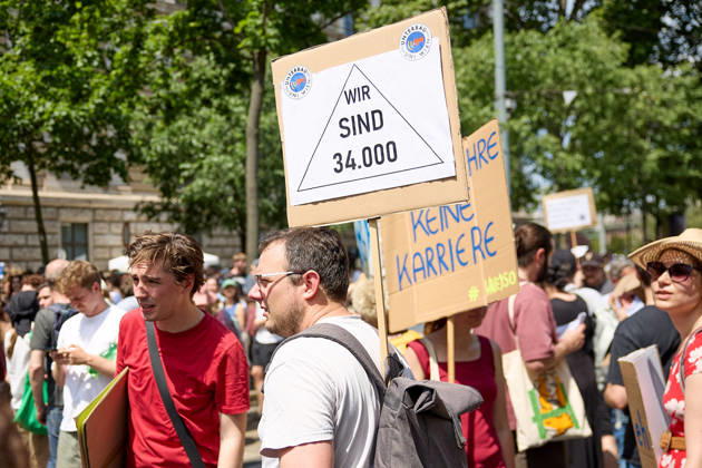- Wien 27.05.2026 - Studentendemionstration - Studierendenvertretungen, Gewerkschaften und Beschäftigte protestieren am Mittwoch vor der Universität Wien gegen die geplanten Kürzungen der Hochschulbudgets. Die Demonstration richtet sich gegen befürchtete Einsparungen bei Forschung, Lehre und Personal sowie gegen mögliche negative Auswirkungen auf den Wissenschaftsstandort Österreich. Zu den Unterstützern zählen unter anderem die Universitätenkonferenz (uniko), die Österreichische Hochschülerschaft (ÖH) sowie zahlreiche Hochschulangehörige und Interessenvertretungen. Universities, student representatives, trade unions and university employees protested on Wednesday in front of the University of Vienna against planned cuts to university 