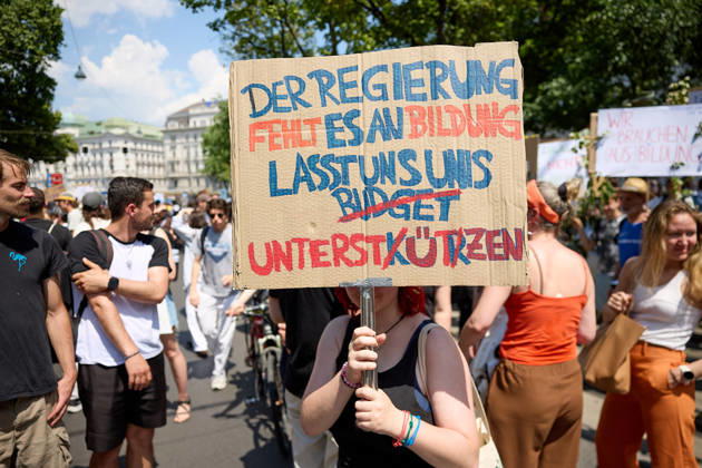 - Wien 27.05.2026 - Studentendemionstration - Studierendenvertretungen, Gewerkschaften und Beschäftigte protestieren am Mittwoch vor der Universität Wien gegen die geplanten Kürzungen der Hochschulbudgets. Die Demonstration richtet sich gegen befürchtete Einsparungen bei Forschung, Lehre und Personal sowie gegen mögliche negative Auswirkungen auf den Wissenschaftsstandort Österreich. Zu den Unterstützern zählen unter anderem die Universitätenkonferenz (uniko), die Österreichische Hochschülerschaft (ÖH) sowie zahlreiche Hochschulangehörige und Interessenvertretungen. Universities, student representatives, trade unions and university employees protested on Wednesday in front of the University of Vienna against planned cuts to university 