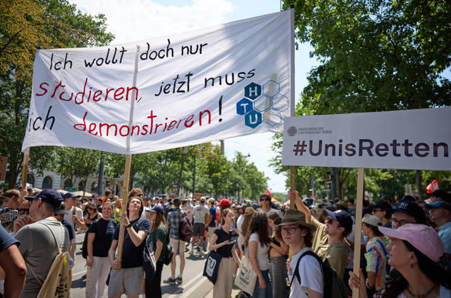 - Wien 27.05.2026 - Studentendemionstration - Studierendenvertretungen, Gewerkschaften und Beschäftigte protestieren am Mittwoch vor der Universität Wien gegen die geplanten Kürzungen der Hochschulbudgets. Die Demonstration richtet sich gegen befürchtete Einsparungen bei Forschung, Lehre und Personal sowie gegen mögliche negative Auswirkungen auf den Wissenschaftsstandort Österreich. Zu den Unterstützern zählen unter anderem die Universitätenkonferenz (uniko), die Österreichische Hochschülerschaft (ÖH) sowie zahlreiche Hochschulangehörige und Interessenvertretungen. Universities, student representatives, trade unions and university employees protested on Wednesday in front of the University of Vienna against planned cuts to university 