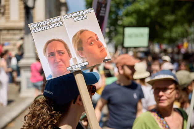 - Wien 27.05.2026 - Studentendemionstration - Studierendenvertretungen, Gewerkschaften und Beschäftigte protestieren am Mittwoch vor der Universität Wien gegen die geplanten Kürzungen der Hochschulbudgets. Die Demonstration richtet sich gegen befürchtete Einsparungen bei Forschung, Lehre und Personal sowie gegen mögliche negative Auswirkungen auf den Wissenschaftsstandort Österreich. Zu den Unterstützern zählen unter anderem die Universitätenkonferenz (uniko), die Österreichische Hochschülerschaft (ÖH) sowie zahlreiche Hochschulangehörige und Interessenvertretungen. Universities, student representatives, trade unions and university employees protested on Wednesday in front of the University of Vienna against planned cuts to university 