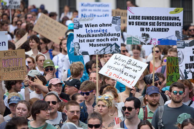 - Wien 27.05.2026 - Studentendemionstration - Studierendenvertretungen, Gewerkschaften und Beschäftigte protestieren am Mittwoch vor der Universität Wien gegen die geplanten Kürzungen der Hochschulbudgets. Die Demonstration richtet sich gegen befürchtete Einsparungen bei Forschung, Lehre und Personal sowie gegen mögliche negative Auswirkungen auf den Wissenschaftsstandort Österreich. Zu den Unterstützern zählen unter anderem die Universitätenkonferenz (uniko), die Österreichische Hochschülerschaft (ÖH) sowie zahlreiche Hochschulangehörige und Interessenvertretungen. Universities, student representatives, trade unions and university employees protested on Wednesday in front of the University of Vienna against planned cuts to university 