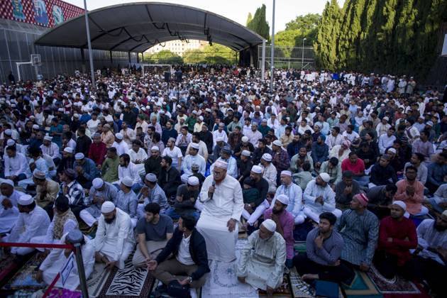 May 27, 2026, Madrid, Spain: Members of the Muslim community, pray during the celebration of the Feast of the Sacrifice, Eid al-Adha, in the Casino de la Reina park in the LavapiÃ s neighborhood. Eid al-Adha is a festival that symbolizes devotion and gratitude to God Madrid Spain - ZUMAs197 20260527_aaa_s197_036 Copyright: xLuisxSotox