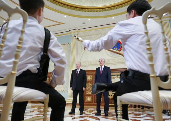 Kazakhstan Russia 9174662 27.05.2026 Russian President Vladimir Putin and Kazakh President Kassym-Jomart Tokayev attend a welcome ceremony upon Putin s arrival at Nursultan Nazarbayev International Airport in Astana, Kazakhstan. Alexander Kazakov Sputnik Astana Kazakhstan  Copyright: xAlexanderxKazakovx