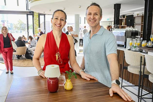 Wiedereröffnung Mokka Milch Eisbar ** NUR FÜR REDAKTIONELLE ZWECKE ** EDITORIAL USE ONLY **<p>Natascha und Alexander Neumann, die neuen Betreiber der ehemaligen Mokka Milch Eisbar in der Karl-Marx-Allee, stehen bei der Wiedereröffnung im neuen Â«Mokka MilchÂ». Die Mokka-Milch-Eisbar war in der DDR einer der beliebtesten Treffpunkte des Berliner Ostens, fotografiert am 27.05.2026 in Berlin. Berlin Berlin Berlin Copyright: MaurizioxGambarini