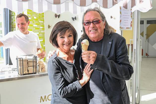 Wiedereröffnung Mokka Milch Eisbar ** NUR FÜR REDAKTIONELLE ZWECKE ** EDITORIAL USE ONLY **<p>Der Sänger Thomas Natschinski und Moderatorin Christine Dähn stehen als besondere Gäste bei der Wiedereröffnung der ehemaligen Mokka Milch Eisbar an der Karl-Marx-Allee. Er singt den DDR-Kultschlager Â«In der Mokka-Milch-EisbarÂ», der 1969 von seiner Band Â«Team 4Â» veröffentlicht wurde. Die Mokka-Milch-Eisbar war in der DDR einer der beliebtesten Treffpunkte des Berliner Ostens. , fotografiert am 27.05.2026 in Berlin. Berlin Berlin Berlin Copyright: MaurizioxGambarini