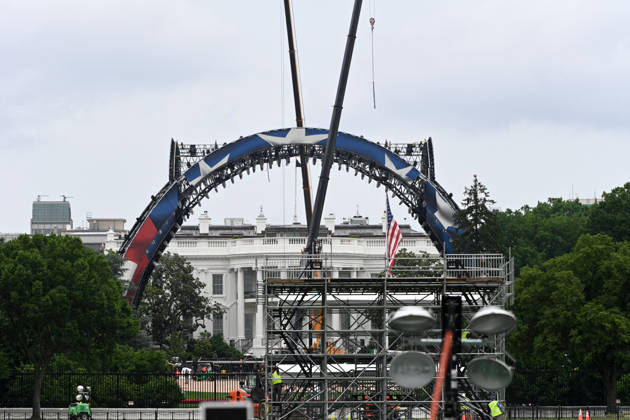 Preparations Ahead Of UFC Fight At White House Workers construct a UFC fighting ring ahead of a planned Ultimate Fighting Championship (UFC) fight on the South Lawn of the White House on May 27, 2026 in Washington, DC. President Donald Trump is hosting a UFC match on White House grounds in honor of the 250th anniversary of the United States. Photo by Olivier Douliery ABACAPRESS.COM Washington DC United States  Copyright: xDoulieryxOlivier ABACAx