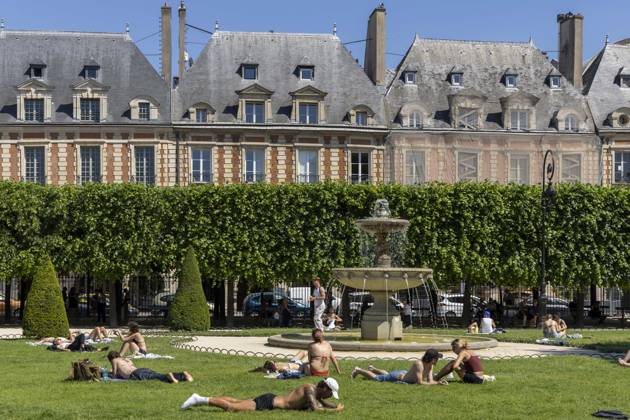 Paris, France May 27, 2026 - People lay on the lawns of Place des Vosges during the heat wave. Temperatures in the French capital are about 10 degrees higher than the seasonal average, with temperatures exceeding 30 degrees, reaching the threshold for a heat wave. METEO, CANICULE, FORTES CHALEURS, ILLUSTRATION, ESTIVAL, ESTIVALE, GENERIQUE, SOLEIL, TOURISME, SITE TOURISTIQUE, PARIS, VIGILANCE, VAGUE DE CHALEUR, CHANGEMENT CLIMATIQUE, PLACE DES VOSGES, JARDIN, PARC, Copyright: xVincentxIsorex