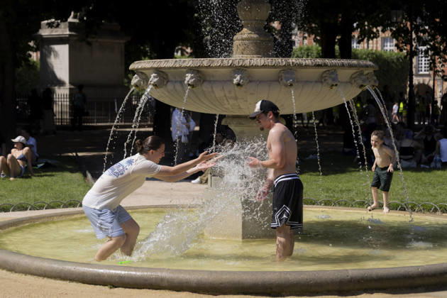 Paris, France May 27, 2026 - A person cools off in a fountain in Place des Vosges during the heat wave.Temperatures in the French capital are about 10 degrees higher than the seasonal average, with temperatures exceeding 30 degrees, reaching the threshold for a heat wave. METEO, CANICULE, FORTES CHALEURS, ILLUSTRATION, ESTIVAL, ESTIVALE, GENERIQUE, SOLEIL, TOURISME, SITE TOURISTIQUE, PARIS, VIGILANCE, VAGUE DE CHALEUR, CHANGEMENT CLIMATIQUE, PLACE DES VOSGES, JARDIN, PARC, Copyright: xVincentxIsorex