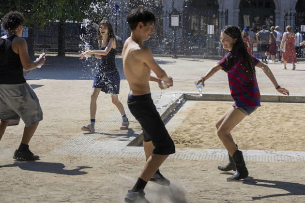 Paris, France May 27, 2026 - People have a water fight on Place des Vosges during the heat wave. Temperatures in the French capital are about 10 degrees higher than the seasonal average, with temperatures exceeding 30 degrees, reaching the threshold for a heat wave. METEO, CANICULE, FORTES CHALEURS, ILLUSTRATION, ESTIVAL, ESTIVALE, GENERIQUE, SOLEIL, TOURISME, SITE TOURISTIQUE, PARIS, VIGILANCE, VAGUE DE CHALEUR, CHANGEMENT CLIMATIQUE, PLACE DES VOSGES, JARDIN, PARC, JEUX, S AMUSER, BATAILLE D EAU Copyright: xVincentxIsorex