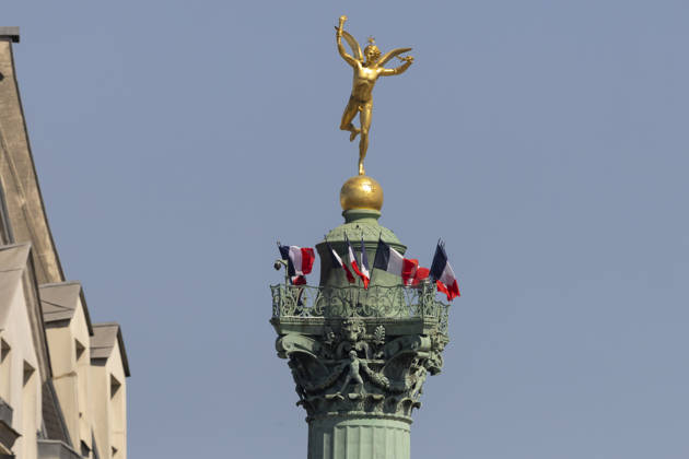 Paris, France May 27, 2026 - French flags fly from the Bastille column during the heat wave. Temperatures in the French capital are about 10 degrees higher than the seasonal average, with temperatures exceeding 30 degrees, reaching the threshold for a heat wave. METEO, CANICULE, FORTES CHALEURS, ILLUSTRATION, ESTIVAL, ESTIVALE, GENERIQUE, SOLEIL, TOURISME, SITE TOURISTIQUE, PARIS, VIGILANCE, VAGUE DE CHALEUR, CHANGEMENT CLIMATIQUE, MONUMENT COLONNE DE LA BATILLE, DRAPEAU FRANCAIS Copyright: xVincentxIsorex