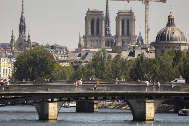 Paris, France May 27, 2026 - People walk across a bridge over the Seine near Notre Dame de Paris during a heat wave. Temperatures in the French capital are about 10 degrees higher than the seasonal average, with temperatures exceeding 30 degrees, reaching the threshold for a heat wave. METEO, CANICULE, FORTES CHALEURS, ILLUSTRATION, ESTIVAL, ESTIVALE, GENERIQUE, SOLEIL, TOURISME, SITE TOURISTIQUE, PARIS, VIGILANCE, VAGUE DE CHALEUR, CHANGEMENT CLIMATIQUE, NOTRE Copyright: xVincentxIsorex