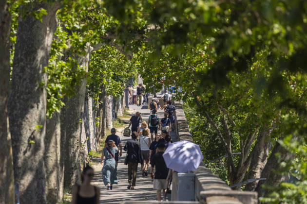 Paris, France May 27, 2026 - People walk along the banks of the Seine during the heat wave. emperatures in the French capital are about 10 degrees higher than the seasonal average, with temperatures exceeding 30 degrees, reaching the threshold for a heat wave. METEO, CANICULE, FORTES CHALEURS, ILLUSTRATION, ESTIVAL, ESTIVALE, GENERIQUE, SOLEIL, TOURISME, SITE TOURISTIQUE, PARIS, VIGILANCE, VAGUE DE CHALEUR, CHANGEMENT CLIMATIQUE Copyright: xVincentxIsorex