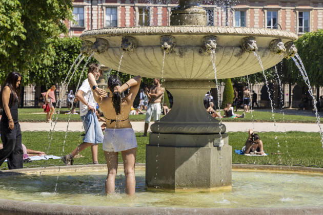 Paris, France May 27, 2026 - A person cools off in a fountain in Place des Vosges during the heat wave.Temperatures in the French capital are about 10 degrees higher than the seasonal average, with temperatures exceeding 30 degrees, reaching the threshold for a heat wave. METEO, CANICULE, FORTES CHALEURS, ILLUSTRATION, ESTIVAL, ESTIVALE, GENERIQUE, SOLEIL, TOURISME, SITE TOURISTIQUE, PARIS, VIGILANCE, VAGUE DE CHALEUR, CHANGEMENT CLIMATIQUE, PLACE DES VOSGES, JARDIN, PARC, Copyright: xVincentxIsorex