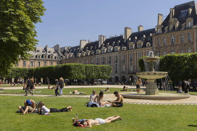 Paris, France May 27, 2026 - People lay on the lawns of Place des Vosges during the heat wave. Temperatures in the French capital are about 10 degrees higher than the seasonal average, with temperatures exceeding 30 degrees, reaching the threshold for a heat wave. METEO, CANICULE, FORTES CHALEURS, ILLUSTRATION, ESTIVAL, ESTIVALE, GENERIQUE, SOLEIL, TOURISME, SITE TOURISTIQUE, PARIS, VIGILANCE, VAGUE DE CHALEUR, CHANGEMENT CLIMATIQUE, PLACE DES VOSGES, JARDIN, PARC, Copyright: xVincentxIsorex