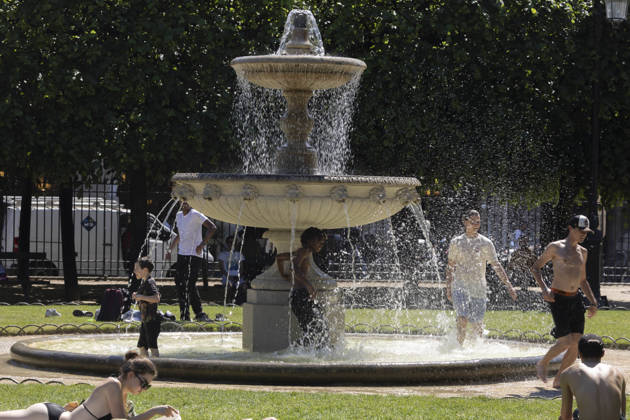 Paris, France May 27, 2026 - A person cools off in a fountain in Place des Vosges during the heat wave.Temperatures in the French capital are about 10 degrees higher than the seasonal average, with temperatures exceeding 30 degrees, reaching the threshold for a heat wave. METEO, CANICULE, FORTES CHALEURS, ILLUSTRATION, ESTIVAL, ESTIVALE, GENERIQUE, SOLEIL, TOURISME, SITE TOURISTIQUE, PARIS, VIGILANCE, VAGUE DE CHALEUR, CHANGEMENT CLIMATIQUE, PLACE DES VOSGES, JARDIN, PARC, Copyright: xVincentxIsorex