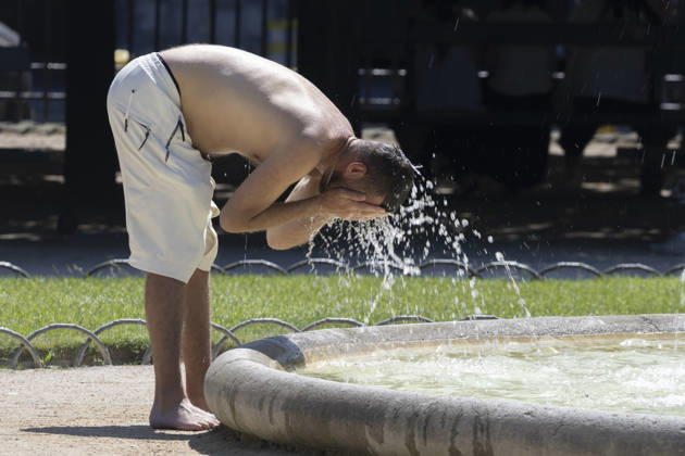 Paris, France May 27, 2026 - A person cools off in a fountain in Place des Vosges during the heat wave.Temperatures in the French capital are about 10 degrees higher than the seasonal average, with temperatures exceeding 30 degrees, reaching the threshold for a heat wave. METEO, CANICULE, FORTES CHALEURS, ILLUSTRATION, ESTIVAL, ESTIVALE, GENERIQUE, SOLEIL, TOURISME, SITE TOURISTIQUE, PARIS, VIGILANCE, VAGUE DE CHALEUR, CHANGEMENT CLIMATIQUE, PLACE DES VOSGES, JARDIN, PARC, Copyright: xVincentxIsorex