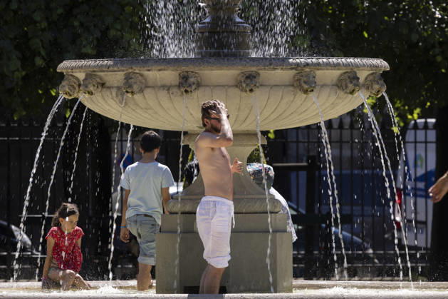 Paris, France May 27, 2026 - A person cools off in a fountain in Place des Vosges during the heat wave.Temperatures in the French capital are about 10 degrees higher than the seasonal average, with temperatures exceeding 30 degrees, reaching the threshold for a heat wave. METEO, CANICULE, FORTES CHALEURS, ILLUSTRATION, ESTIVAL, ESTIVALE, GENERIQUE, SOLEIL, TOURISME, SITE TOURISTIQUE, PARIS, VIGILANCE, VAGUE DE CHALEUR, CHANGEMENT CLIMATIQUE, PLACE DES VOSGES, JARDIN, PARC, Copyright: xVincentxIsorex