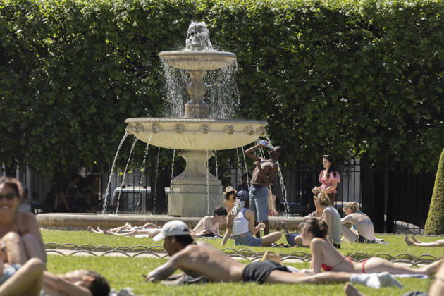 Paris, France May 27, 2026 - People lay on the lawns of Place des Vosges during the heat wave. Temperatures in the French capital are about 10 degrees higher than the seasonal average, with temperatures exceeding 30 degrees, reaching the threshold for a heat wave. METEO, CANICULE, FORTES CHALEURS, ILLUSTRATION, ESTIVAL, ESTIVALE, GENERIQUE, SOLEIL, TOURISME, SITE TOURISTIQUE, PARIS, VIGILANCE, VAGUE DE CHALEUR, CHANGEMENT CLIMATIQUE, PLACE DES VOSGES, JARDIN, PARC, Copyright: xVincentxIsorex