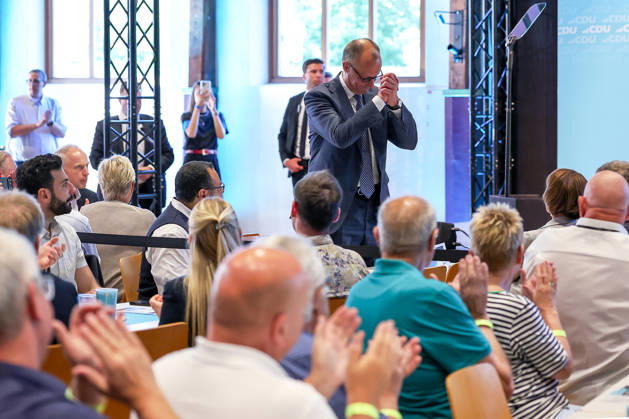 27.05.2026, Politik, Bundeskanzler Friedrich Merz (CDU) zu Gast als Festredner beim Festakt in der Schützenhalle Hüsten bei Arnsberg. 80 Jahre Neheim-Hüstener Programm. Nordrhein-Westfalen Deutschland