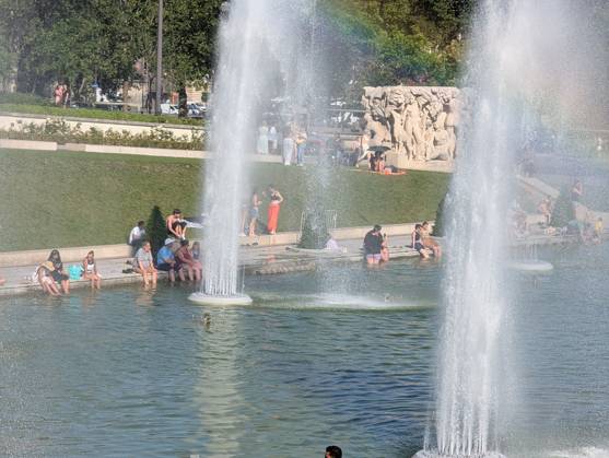 People cool off at Trocadero in Paris PARIS, FRANCE - MAY 27: People spend time at the Trocadero in front of the Eiffel Tower, as Parisians and tourists use the fountains to cool off during a heatwave affecting Paris, France, on May 27, 2026. Luc Auffret Anadolu Paris France. Editorial use only. Please get in touch for any other usage.  Copyright: x2026xAnadoluxLucxAuffretx