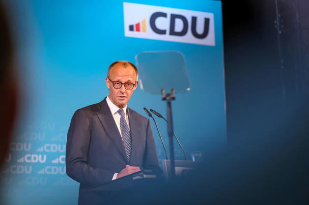 27.05.2026, Politik, Bundeskanzler Friedrich Merz (CDU) Spricht bei seiner Rede zu Gast als Festredner beim Festakt in der Schützenhalle Hüsten bei Arnsberg. 80 Jahre Neheim-Hüstener Programm. Nordrhein-Westfalen Deutschland
