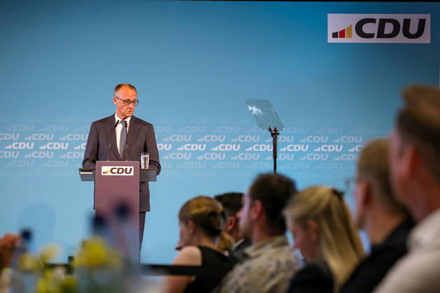 27.05.2026, Politik, Bundeskanzler Friedrich Merz (CDU) Spricht bei seiner Rede zu Gast als Festredner beim Festakt in der Schützenhalle Hüsten bei Arnsberg. 80 Jahre Neheim-Hüstener Programm. Nordrhein-Westfalen Deutschland