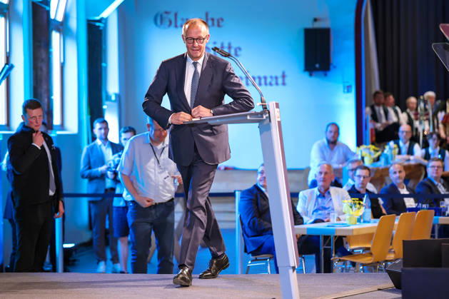 27.05.2026, Politik, Bundeskanzler Friedrich Merz (CDU) betritt die Bühne zu Gast als Festredner beim Festakt in der Schützenhalle Hüsten bei Arnsberg. 80 Jahre Neheim-Hüstener Programm. Nordrhein-Westfalen Deutschland