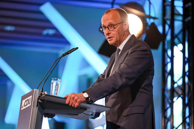 27.05.2026, Politik, Bundeskanzler Friedrich Merz (CDU) Spricht bei seiner Rede zu Gast als Festredner beim Festakt in der Schützenhalle Hüsten bei Arnsberg. 80 Jahre Neheim-Hüstener Programm. Nordrhein-Westfalen Deutschland