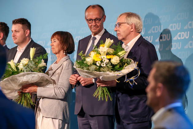 27.05.2026, Politik, Bundeskanzler Friedrich Merz (CDU) neben seiner Eherau Charlotte zu Gast als Festredner beim Festakt in der Schützenhalle Hüsten bei Arnsberg. 80 Jahre Neheim-Hüstener Programm. Nordrhein-Westfalen Deutschland